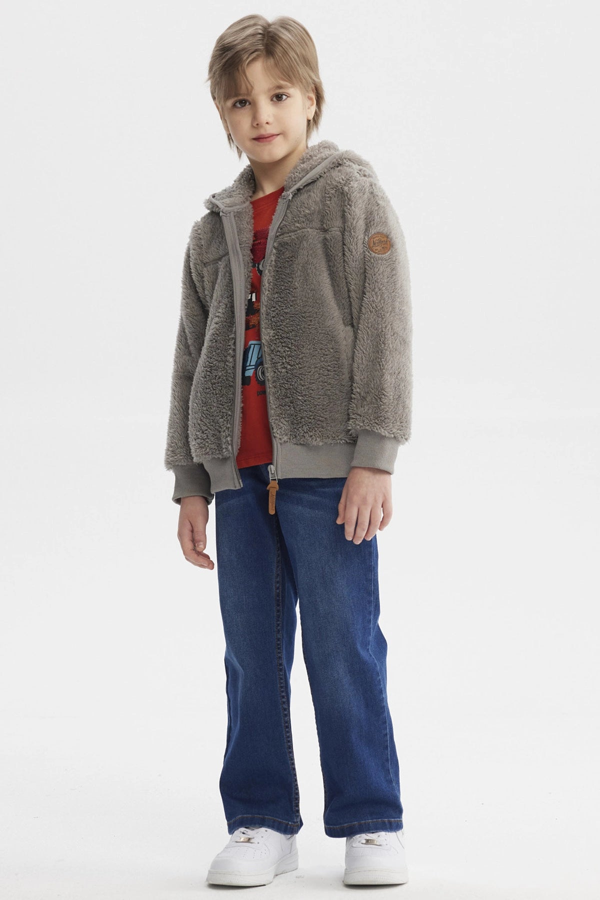 Polar gris para niño con textura peluda cierre frontal y capucha ideal para días fríos diseño liso y moderno