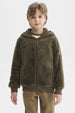 Polar de niño verde militar con textura peluda y capucha cierre frontal liso y ajuste en puños y cintura