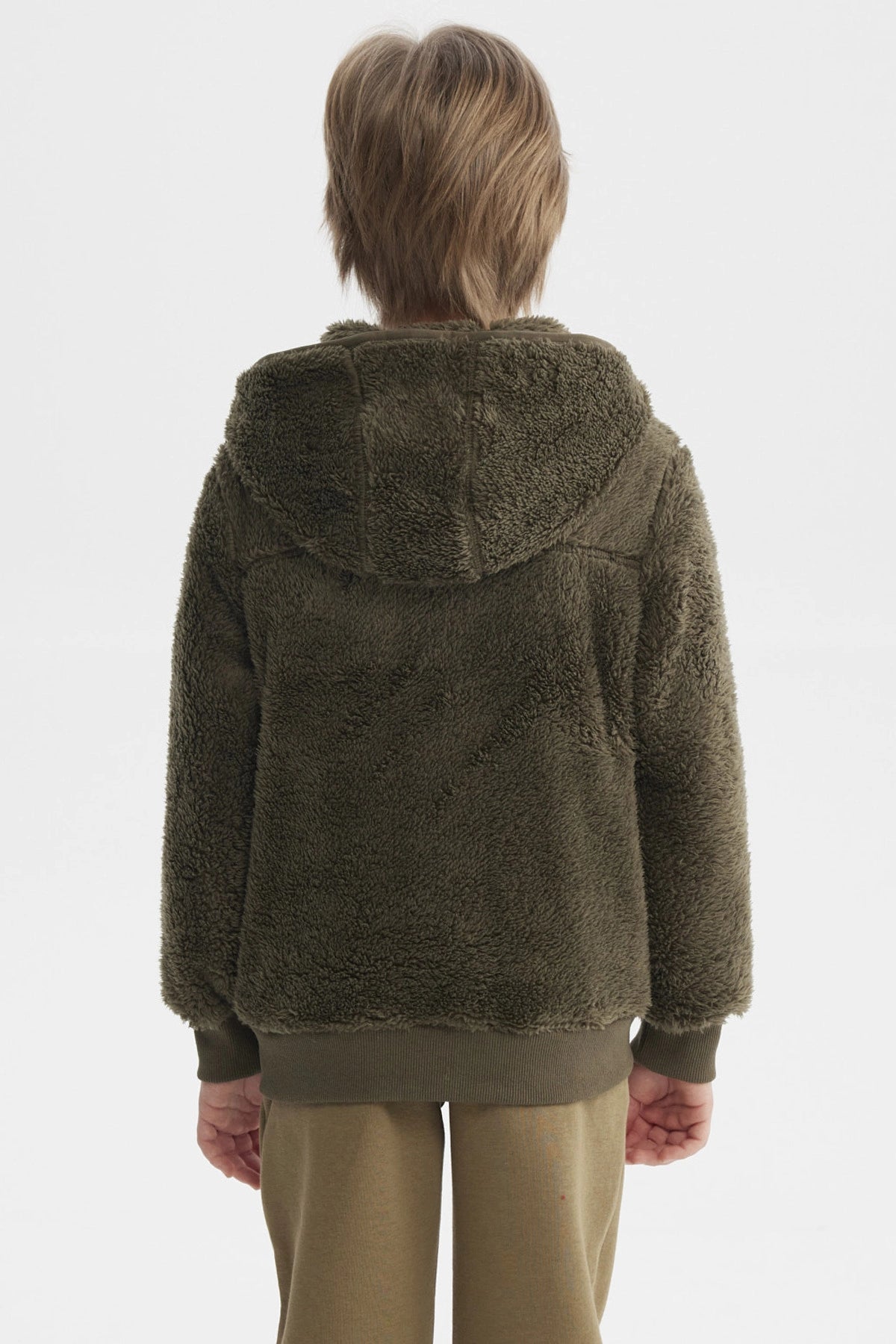Polar de niño verde militar con textura peluda y capucha cierre frontal liso y ajuste en puños y cintura