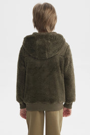 Polar de niño verde militar con textura peluda y capucha cierre frontal liso y ajuste en puños y cintura