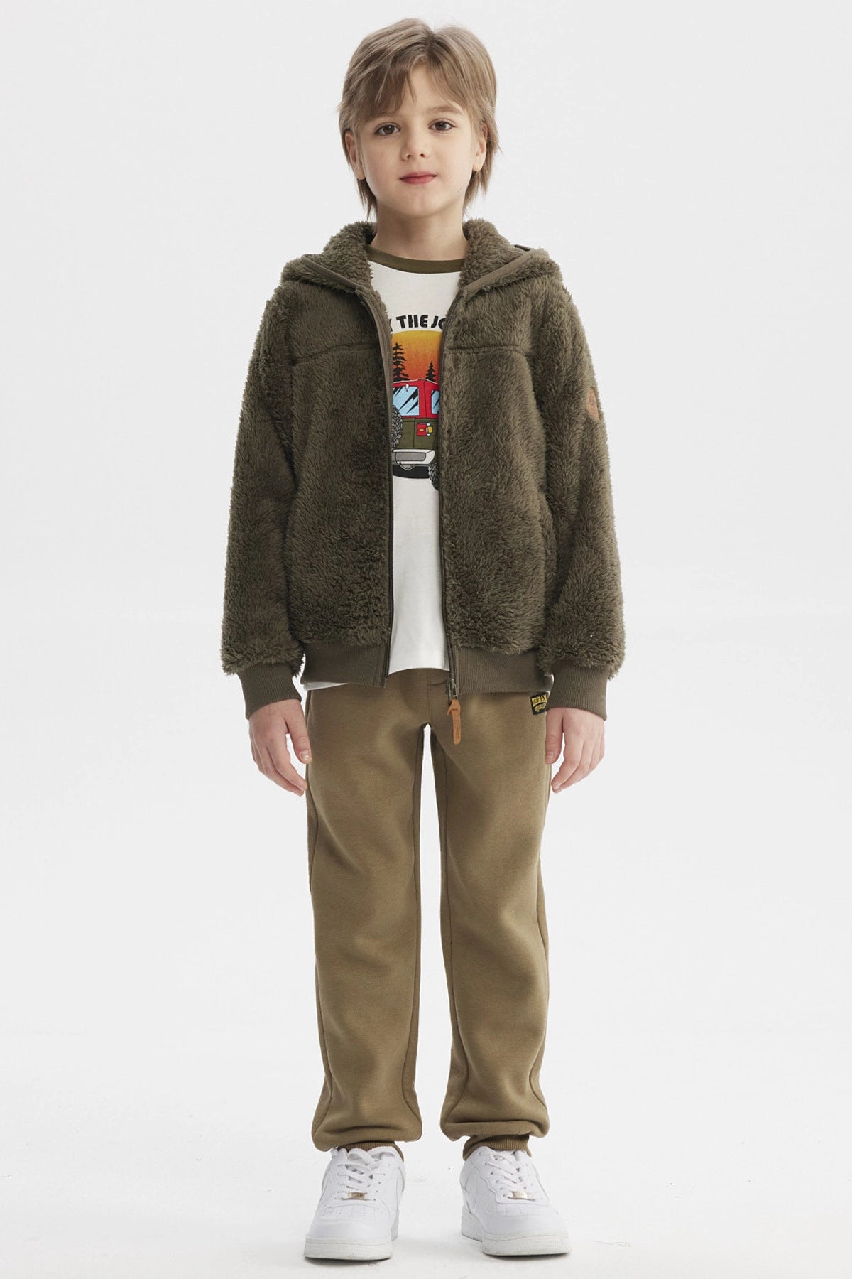 Polar de niño verde militar con textura peluda y capucha cierre frontal liso y ajuste en puños y cintura