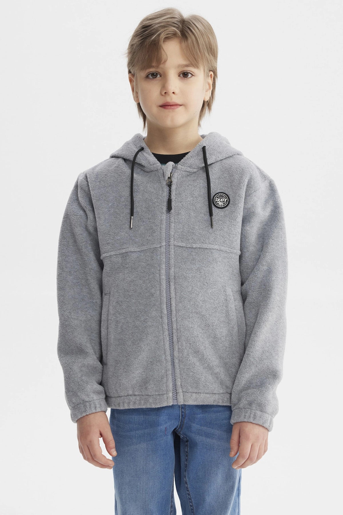 Polar gris melange para niño con capucha y cierre completo prenda lisa con parche redondo pequeño en el pecho