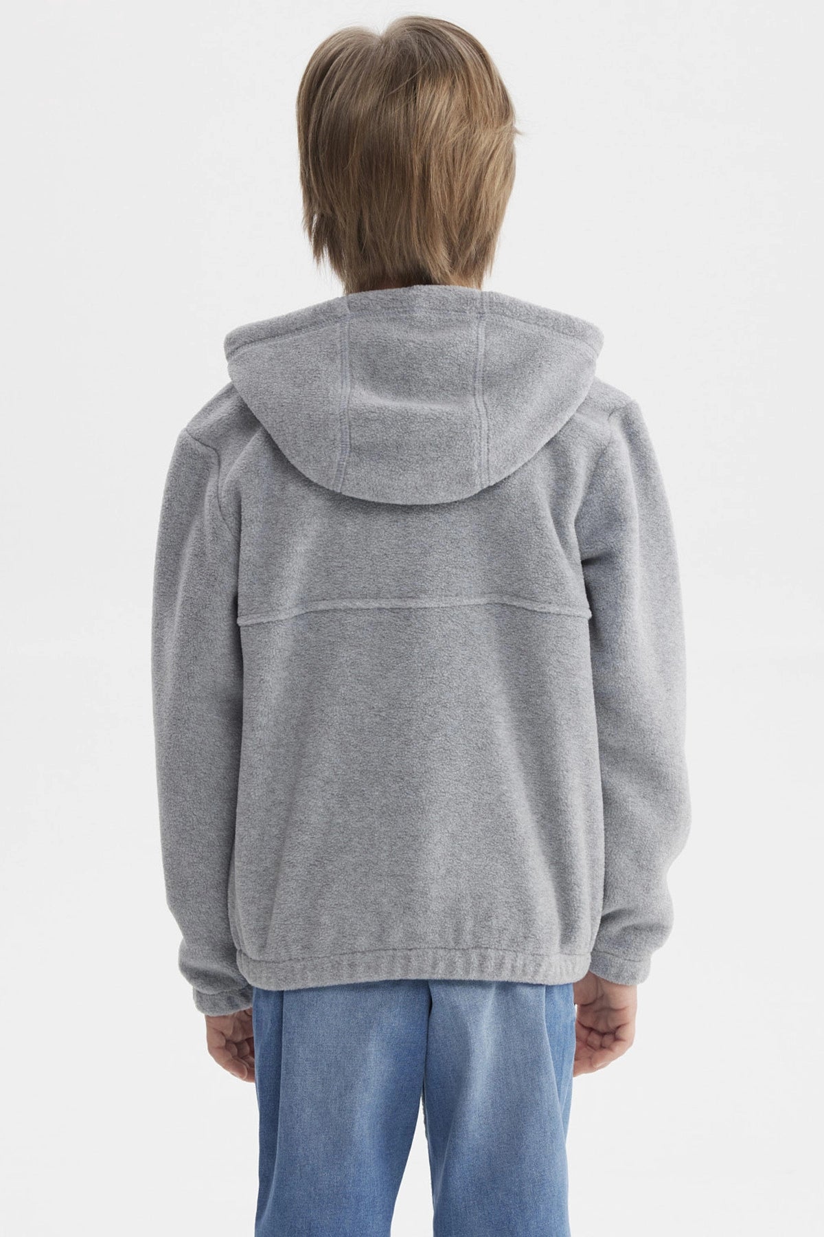 Polar gris melange para niño con capucha y cierre completo prenda lisa con parche redondo pequeño en el pecho