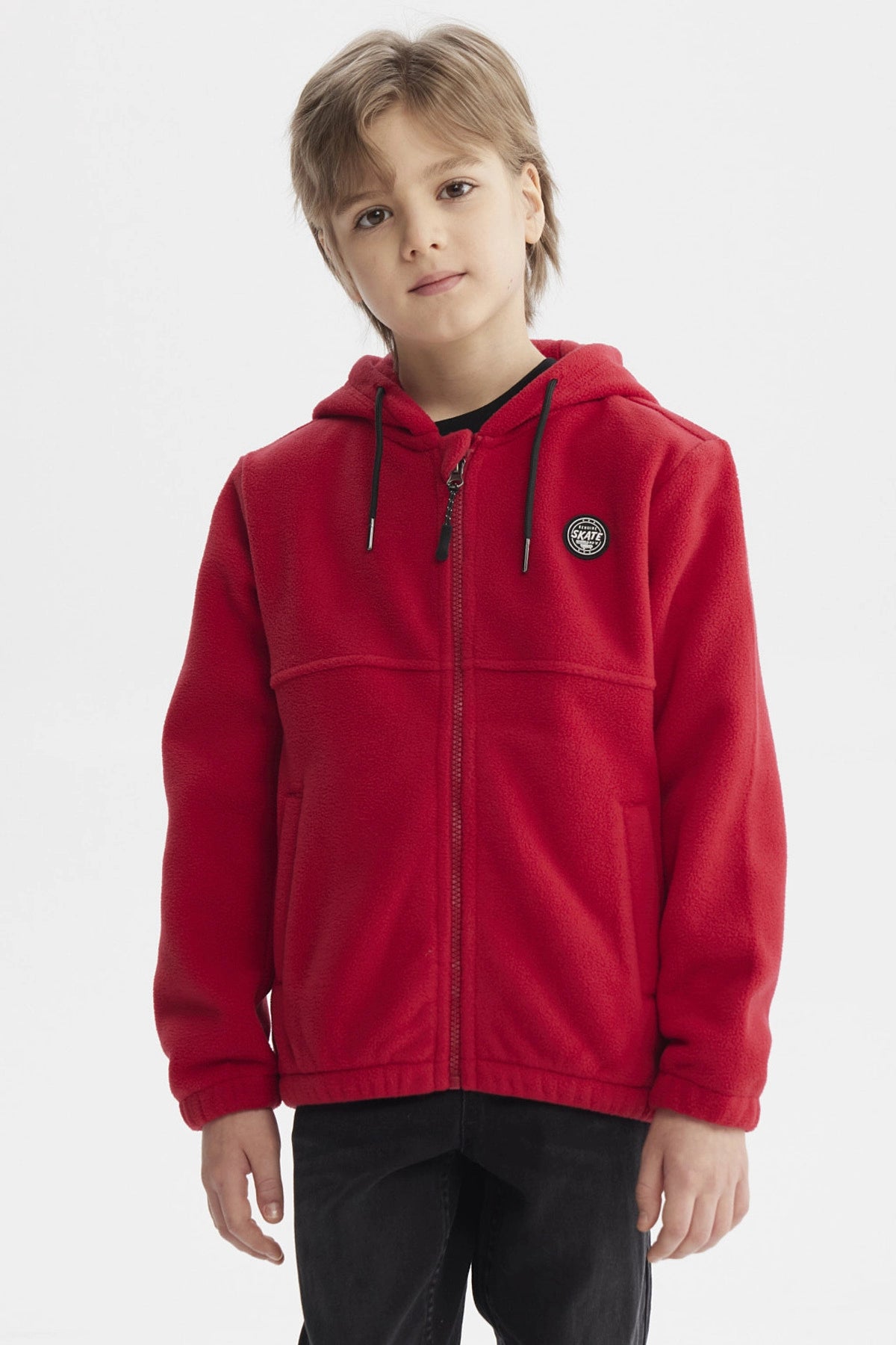 Polar para niño rojo con capucha y cierre central parche en el pecho izquierdo estilo casual urbano