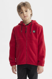 Polar para niño rojo con capucha y cierre central parche en el pecho izquierdo estilo casual urbano