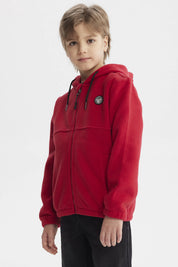 Polar para niño rojo con capucha y cierre central parche en el pecho izquierdo estilo casual urbano