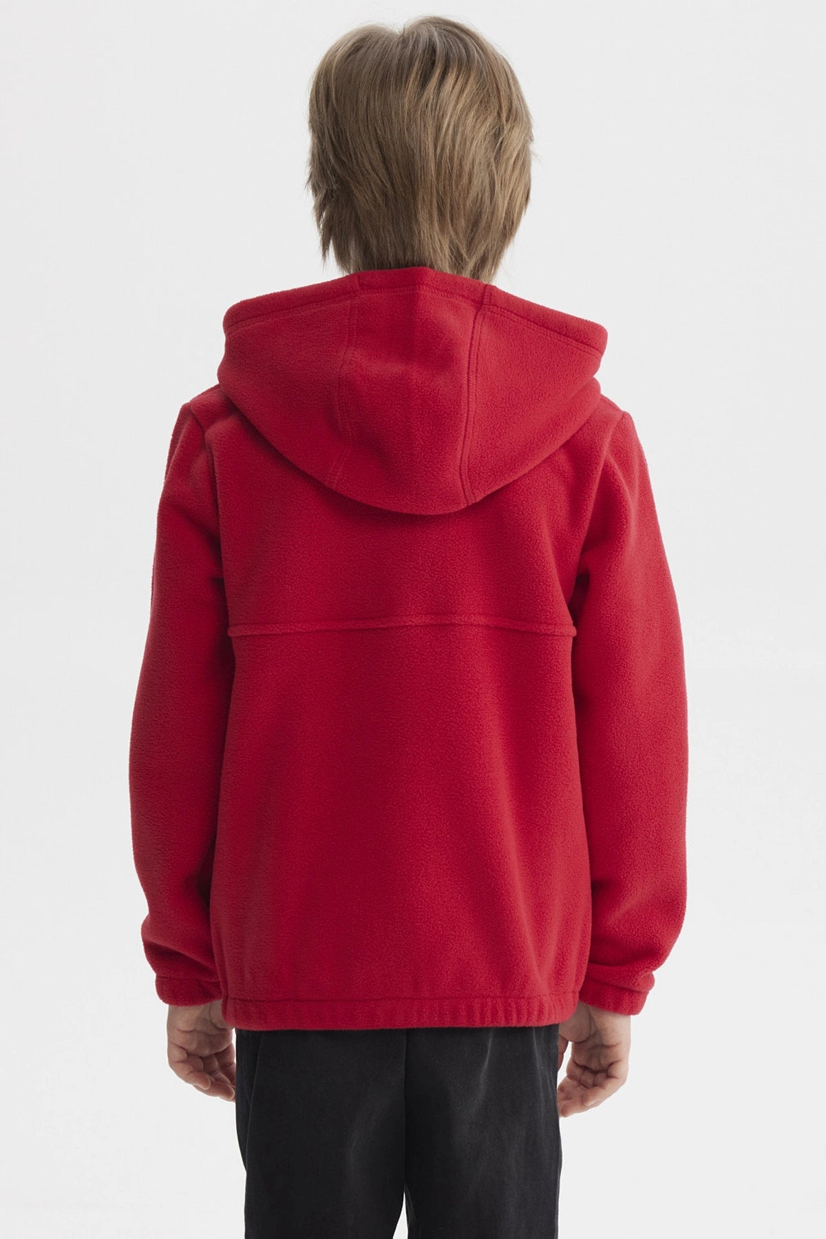 Polar para niño rojo con capucha y cierre central parche en el pecho izquierdo estilo casual urbano