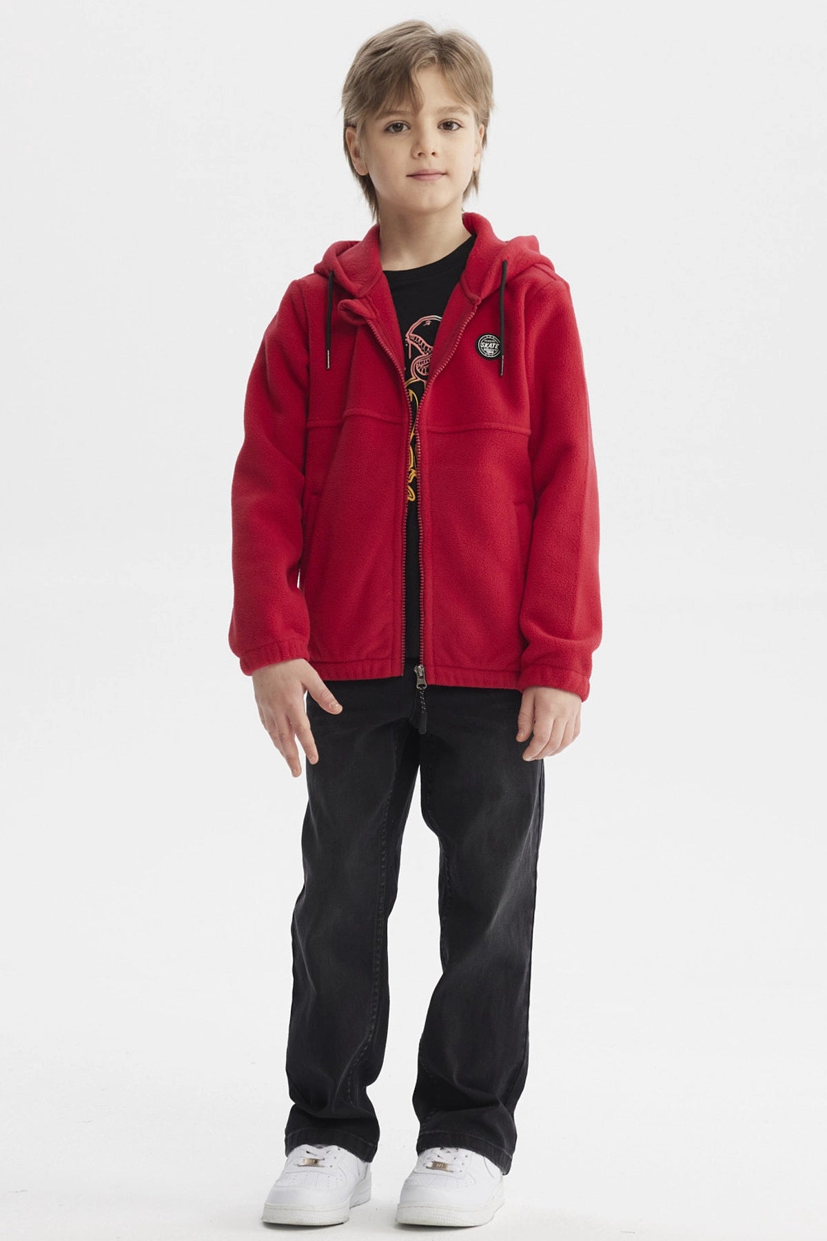 Polar para niño rojo con capucha y cierre central parche en el pecho izquierdo estilo casual urbano