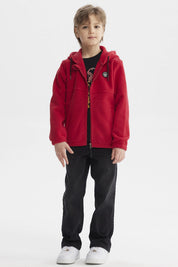 Polar para niño rojo con capucha y cierre central parche en el pecho izquierdo estilo casual urbano
