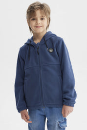 Polar azul para niño con cierre frontal y capucha prenda lisa con detalle de parche en el pecho estilo casual moderno