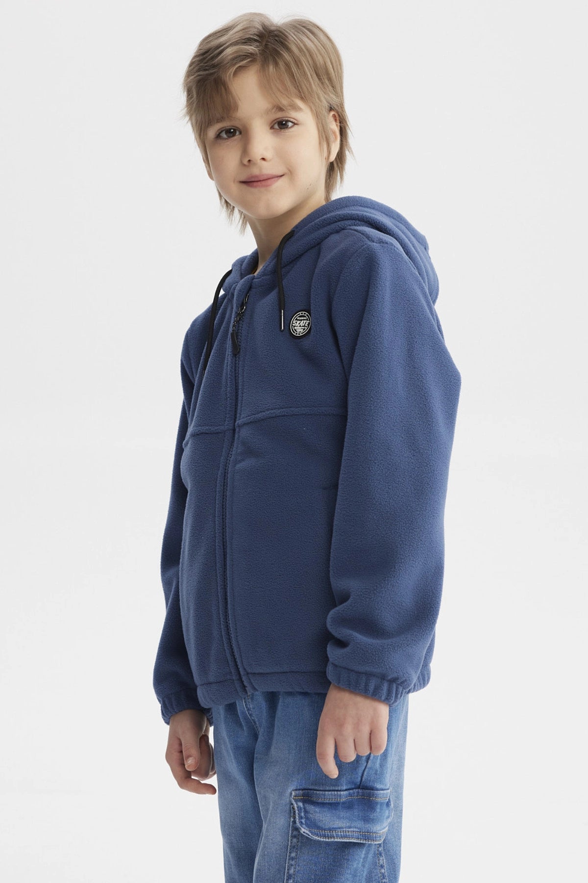 Polar azul para niño con cierre frontal y capucha prenda lisa con detalle de parche en el pecho estilo casual moderno