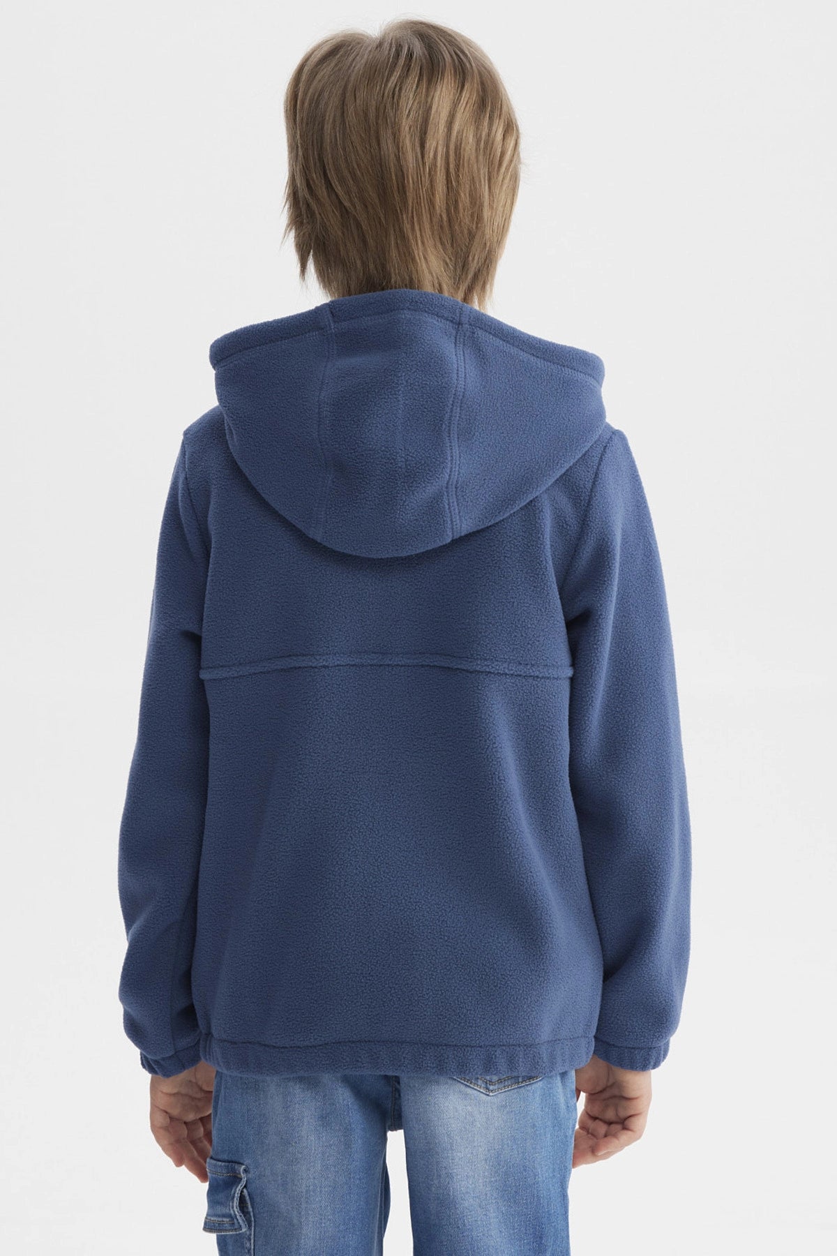 Polar azul para niño con cierre frontal y capucha prenda lisa con detalle de parche en el pecho estilo casual moderno