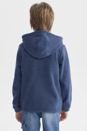 Polar azul para niño con cierre frontal y capucha prenda lisa con detalle de parche en el pecho estilo casual moderno