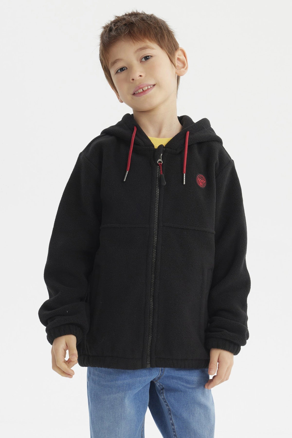 Polar niño negro con capucha y cierre frontal detalles rojos lisa cómodo para días fríos
