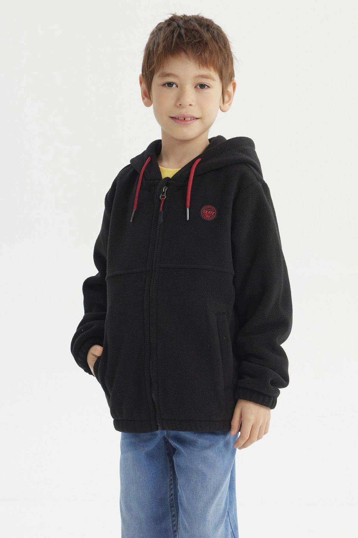 Polar niño negro con capucha y cierre frontal detalles rojos lisa cómodo para días fríos