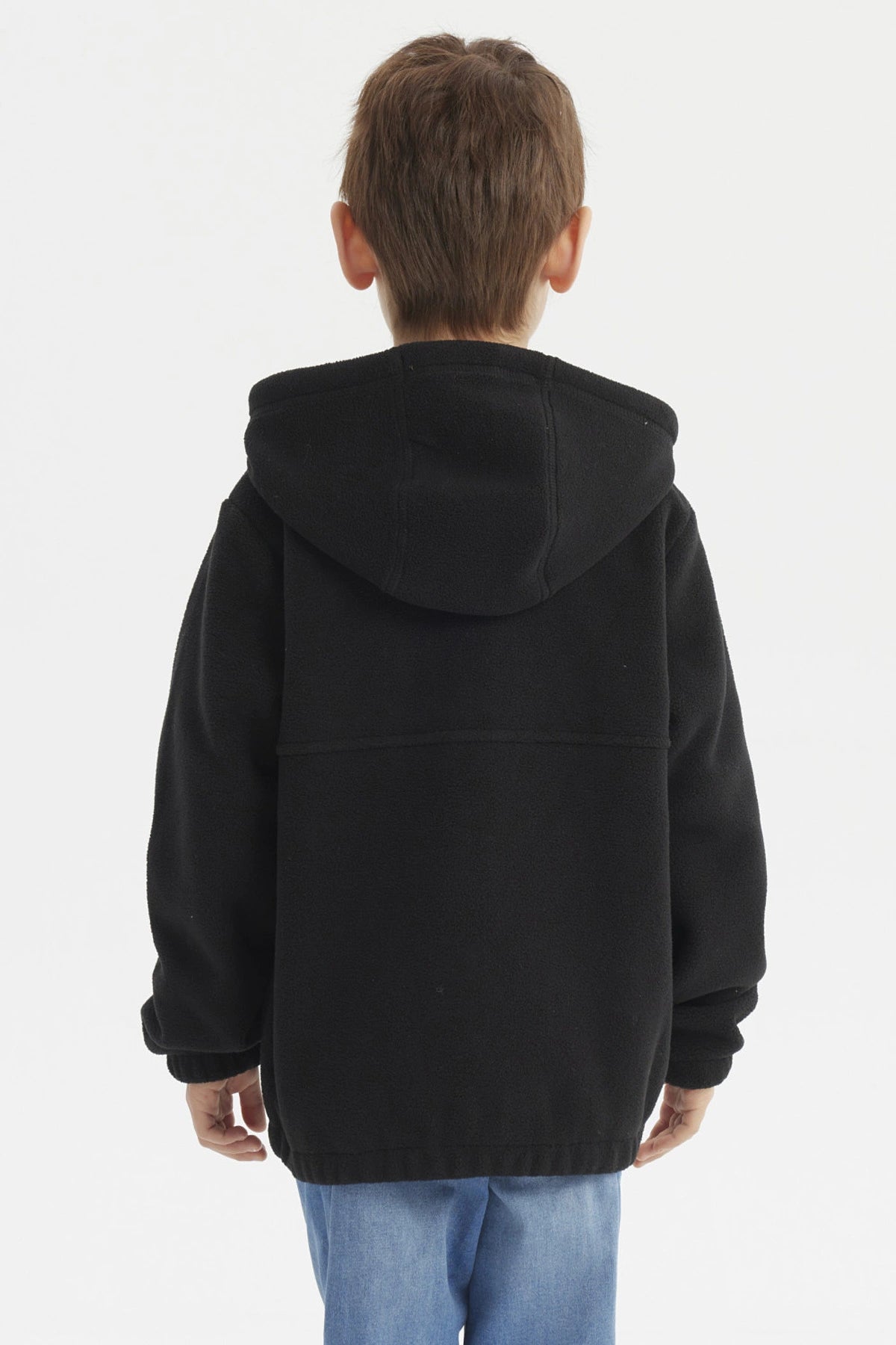 Polar niño negro con capucha y cierre frontal detalles rojos lisa cómodo para días fríos