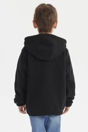 Polar niño negro con capucha y cierre frontal detalles rojos lisa cómodo para días fríos