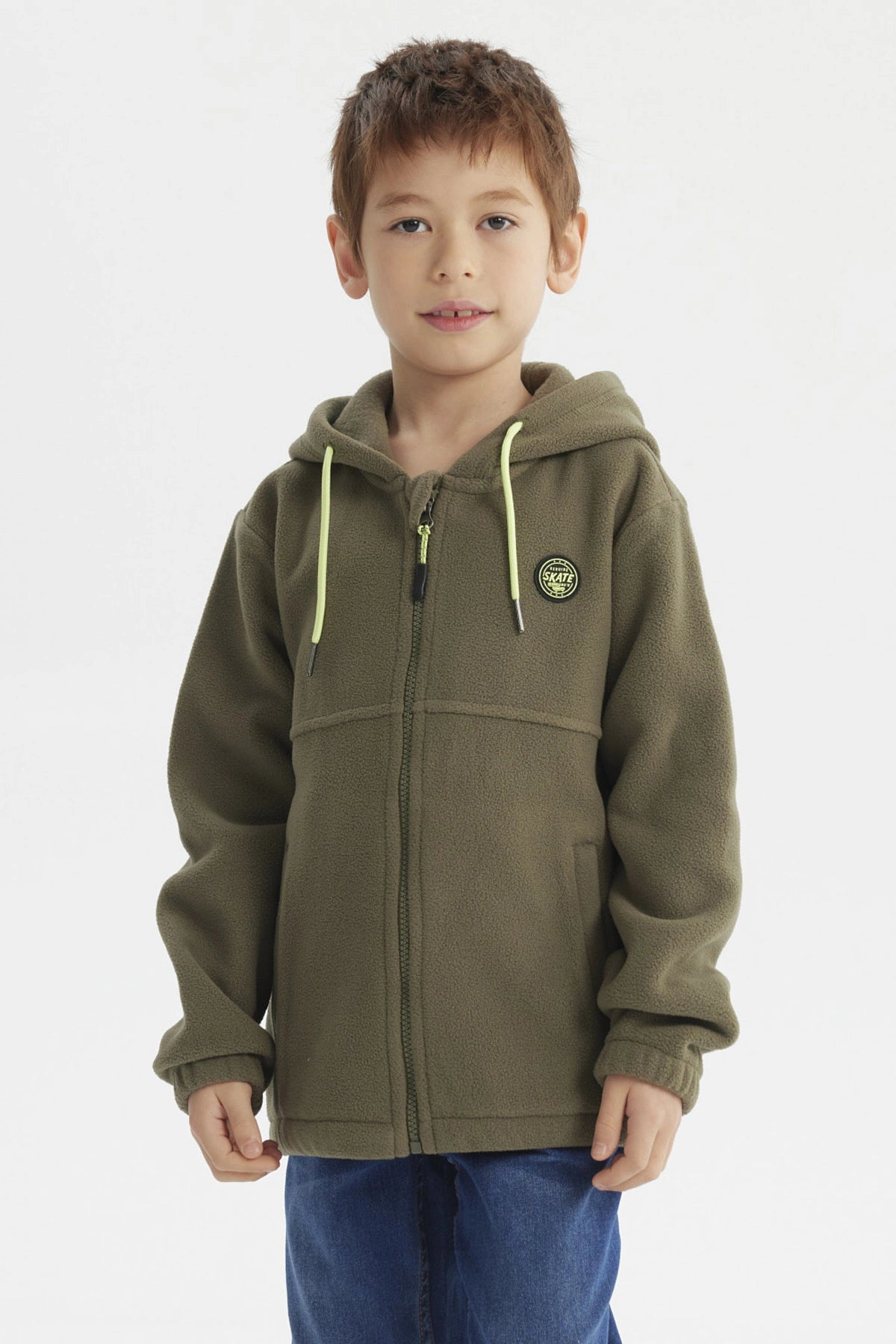 Polar niño verde oscuro con capucha y cordones amarillos logo pequeño en el pecho diseño sencillo sin estampa