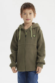 Polar niño verde oscuro con capucha y cordones amarillos logo pequeño en el pecho diseño sencillo sin estampa