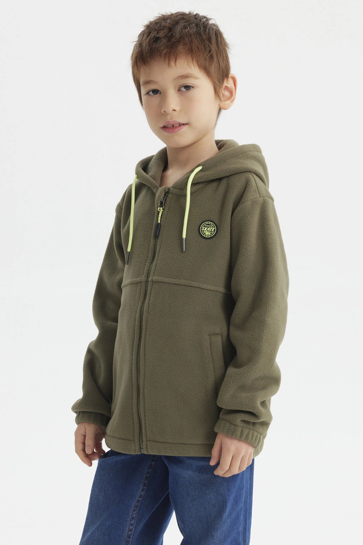 Polar niño verde oscuro con capucha y cordones amarillos logo pequeño en el pecho diseño sencillo sin estampa
