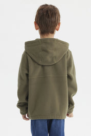 Polar niño verde oscuro con capucha y cordones amarillos logo pequeño en el pecho diseño sencillo sin estampa
