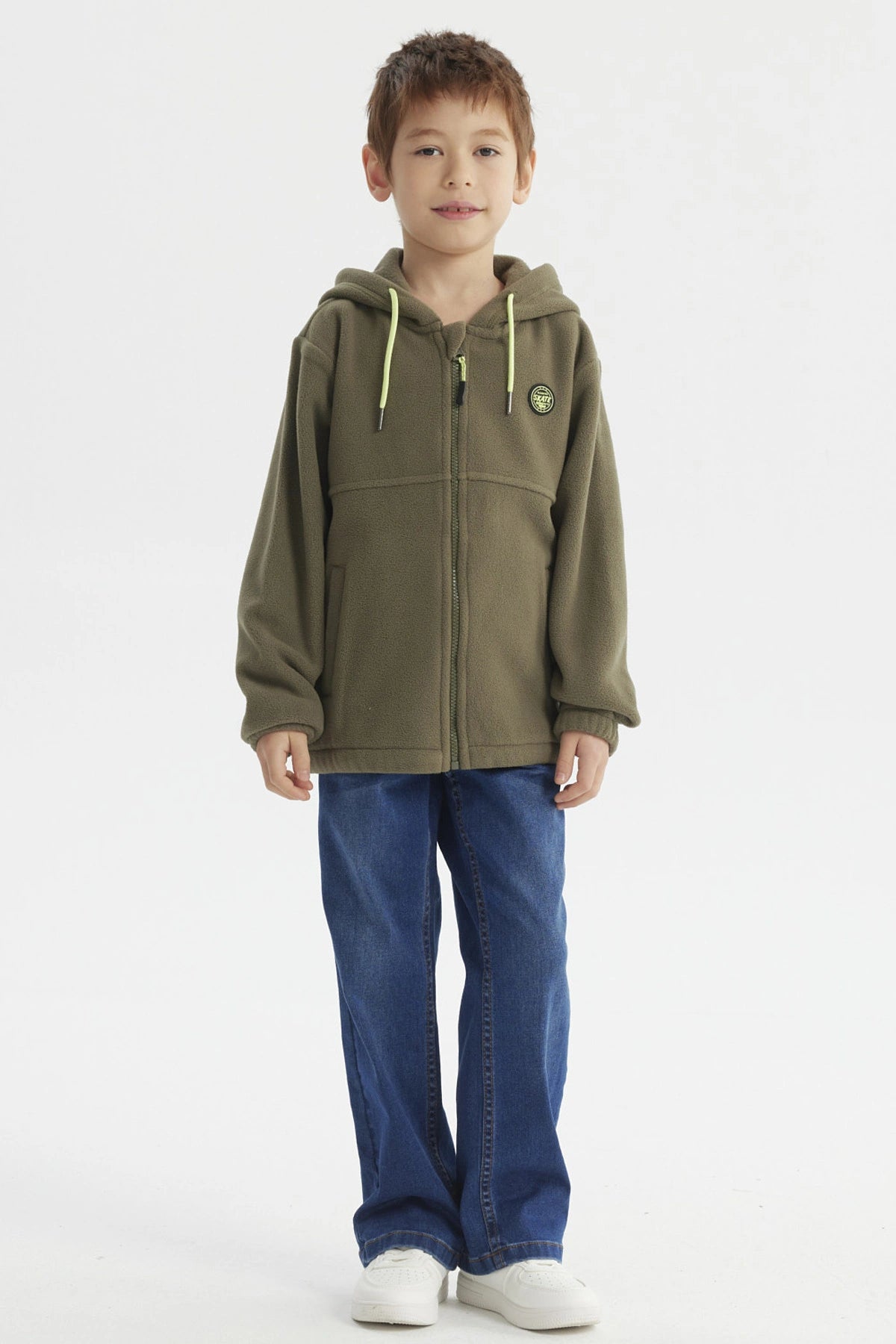 Polar niño verde oscuro con capucha y cordones amarillos logo pequeño en el pecho diseño sencillo sin estampa