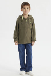 Polar niño verde oscuro con capucha y cordones amarillos logo pequeño en el pecho diseño sencillo sin estampa