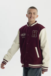 Chaqueta niño burdeo con cuello en V y mangas crema estilo varsity con letra H grande bordada en el pecho