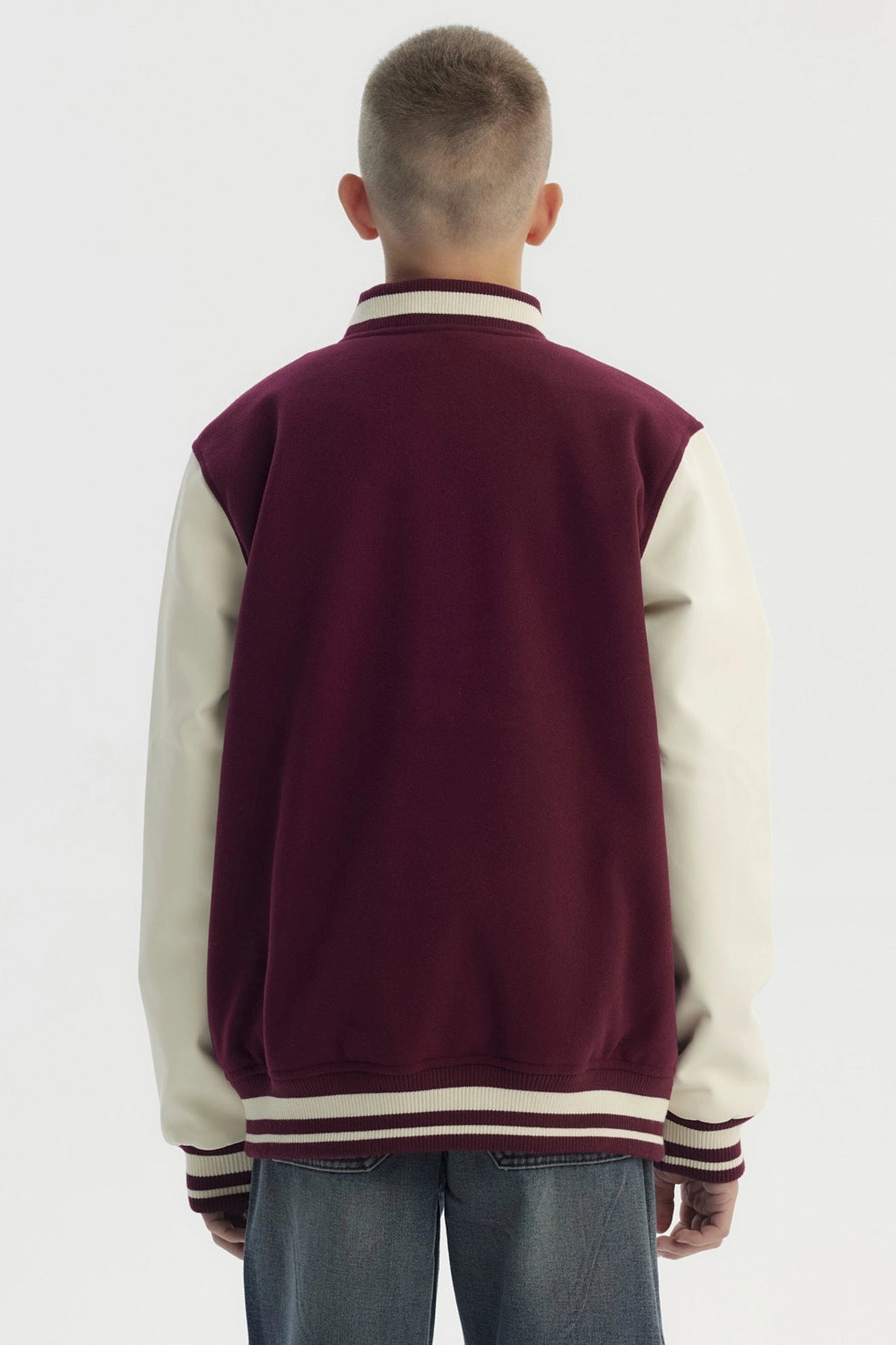 Chaqueta niño burdeo con cuello en V y mangas crema estilo varsity con letra H grande bordada en el pecho