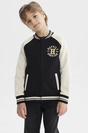Chaqueta negra de niño con cuello V y estampado deportivo "Happily Sports Club" en el pecho estilo varsity