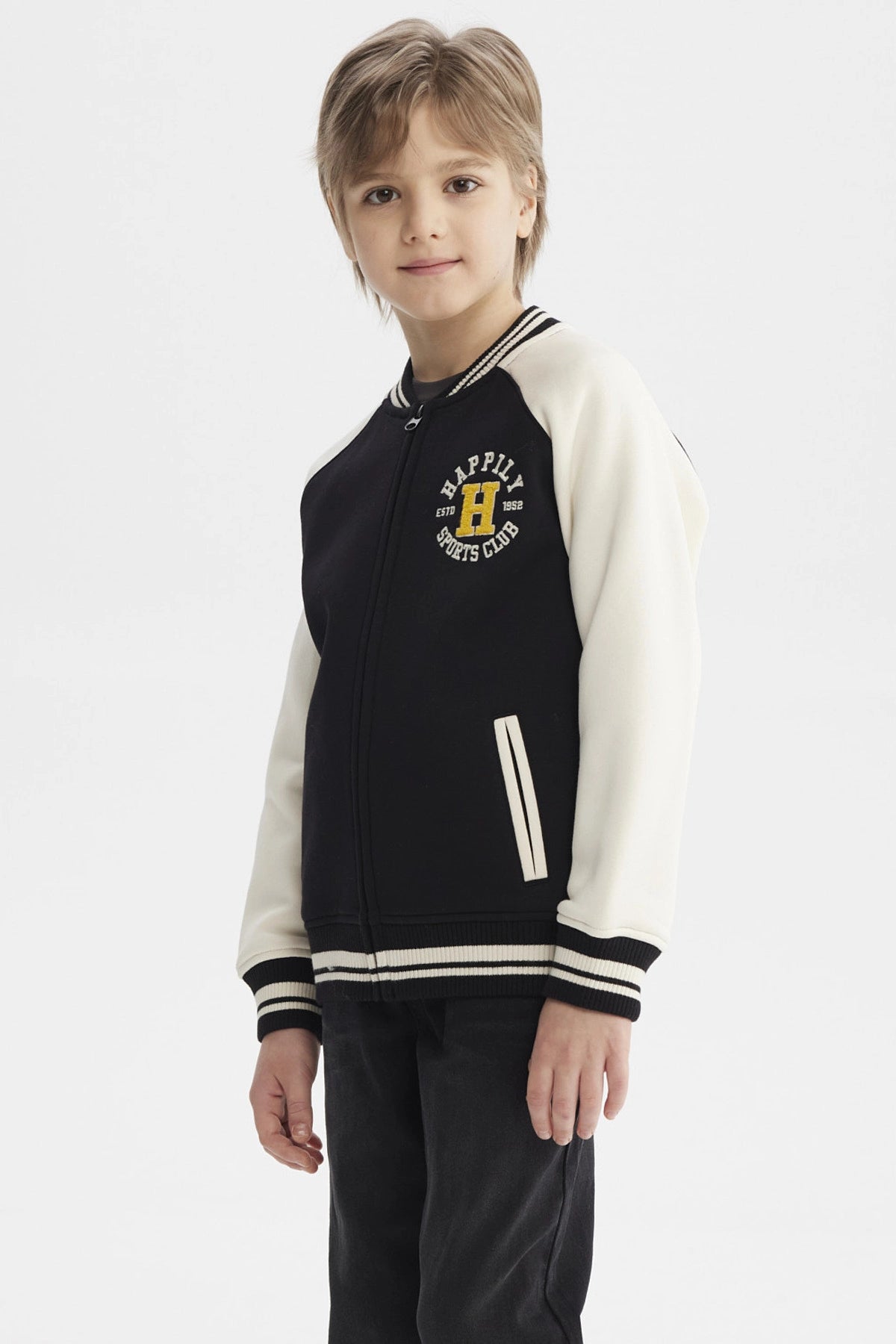 Chaqueta negra de niño con cuello V y estampado deportivo "Happily Sports Club" en el pecho estilo varsity