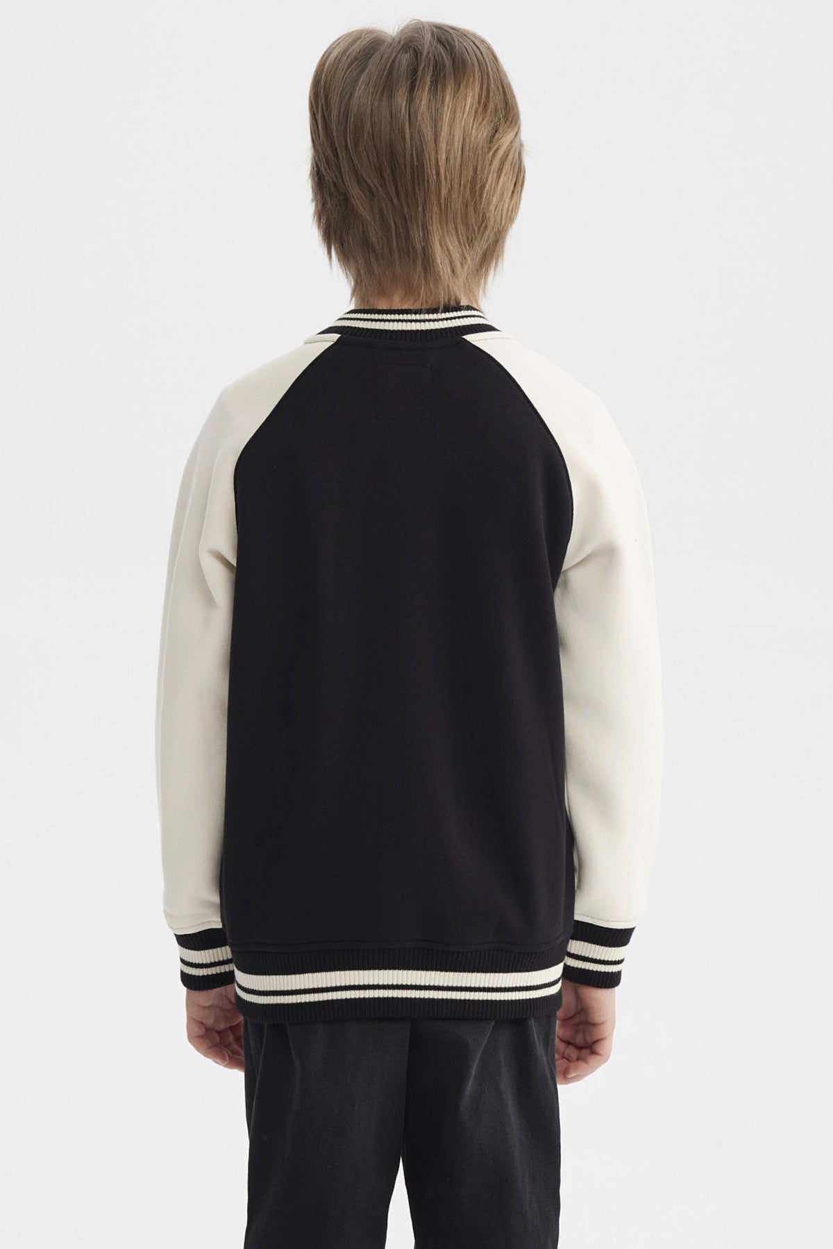 Chaqueta negra de niño con cuello V y estampado deportivo "Happily Sports Club" en el pecho estilo varsity