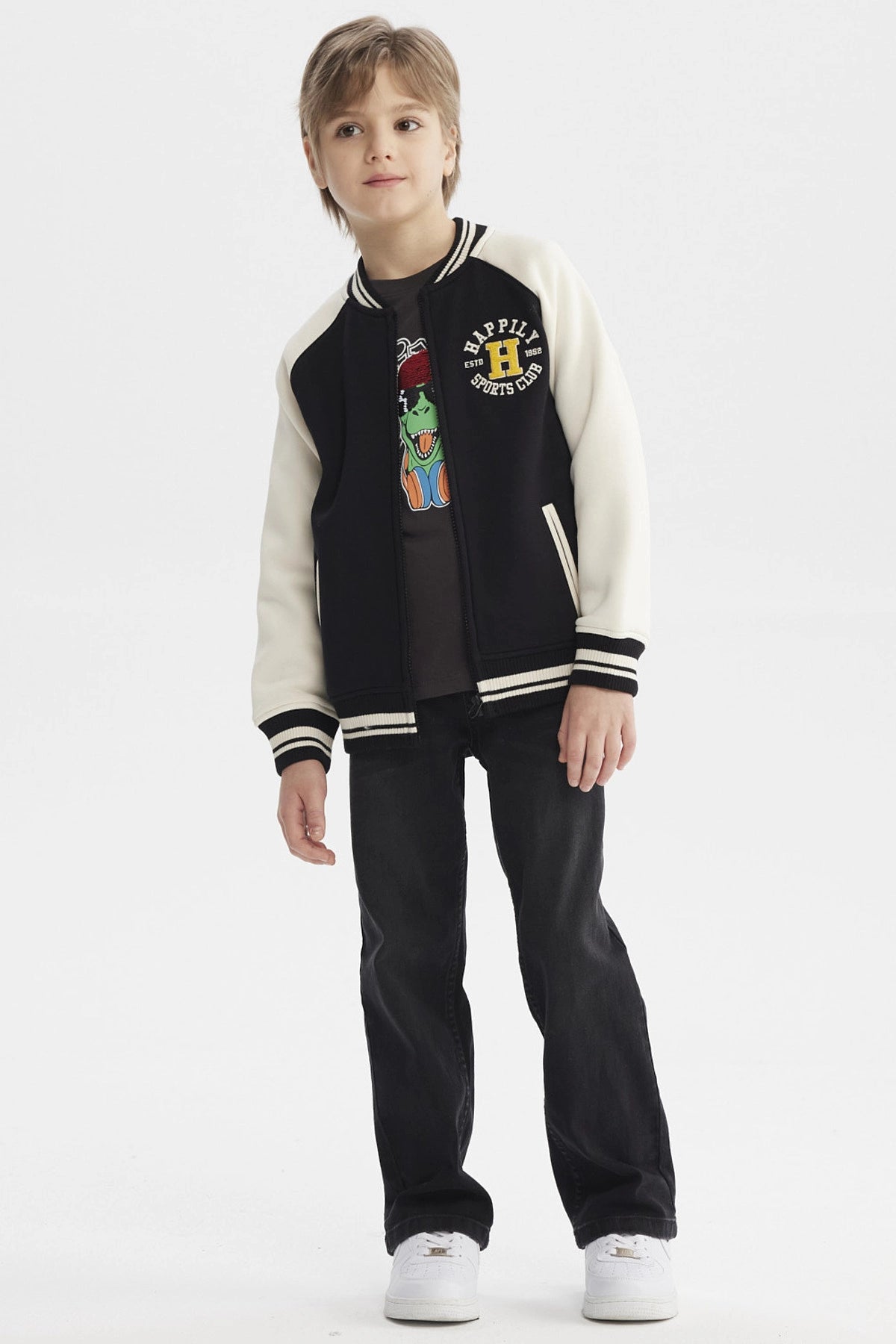 Chaqueta negra de niño con cuello V y estampado deportivo "Happily Sports Club" en el pecho estilo varsity