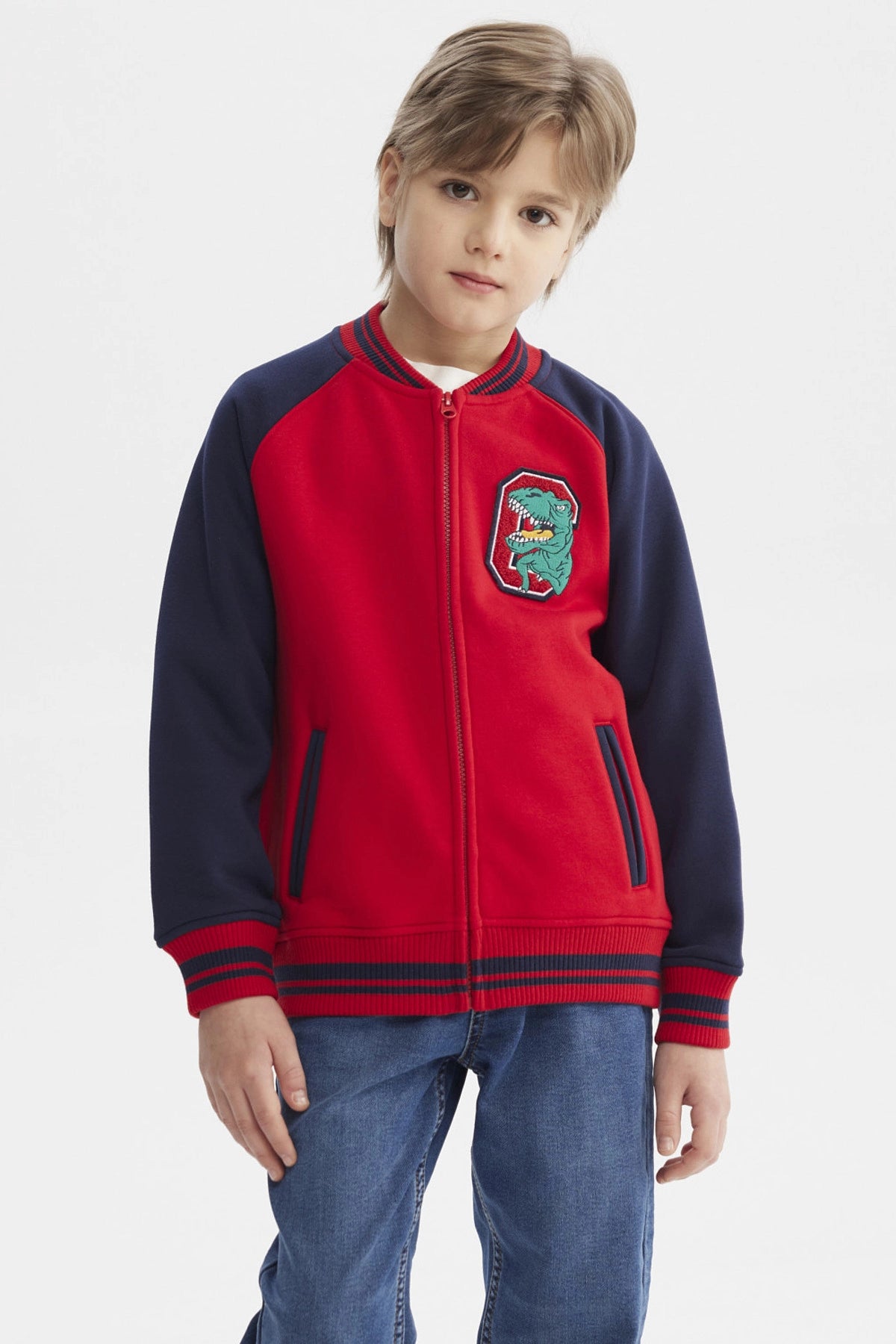 Chaqueta niño rojo con cuello V y mangas azul marino diseño dinosaurio en el pecho estilo casual divertida y cómoda