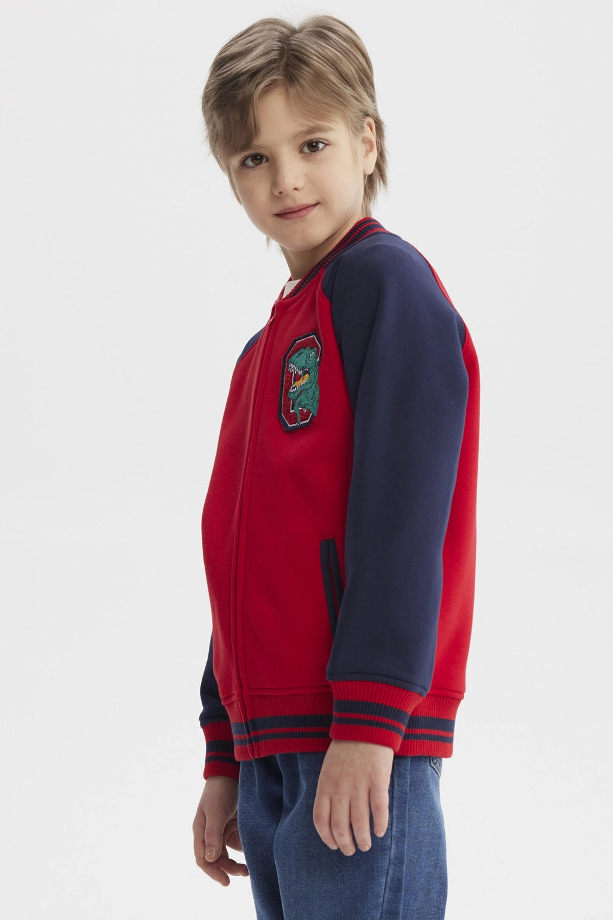 Chaqueta niño rojo con cuello V y mangas azul marino diseño dinosaurio en el pecho estilo casual divertida y cómoda