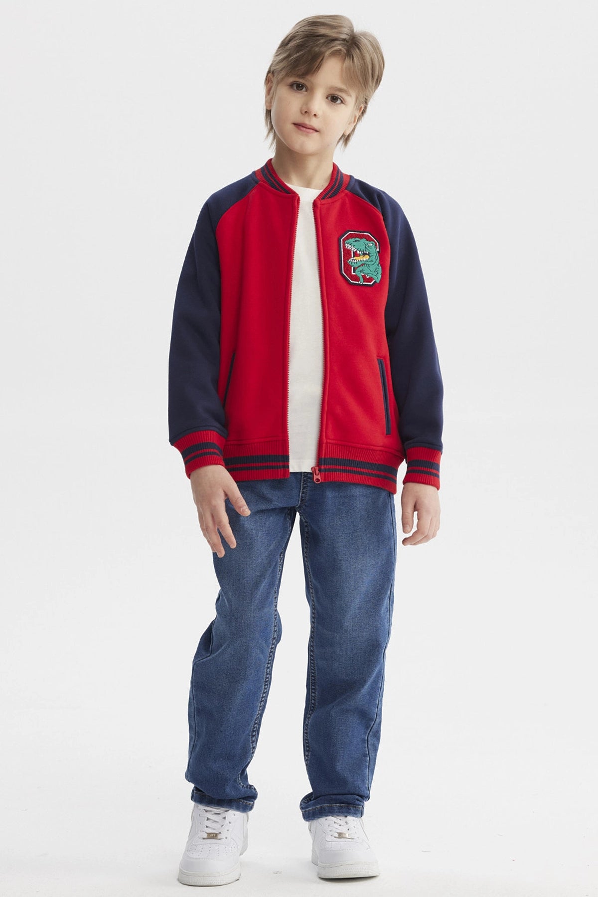 Chaqueta niño rojo con cuello V y mangas azul marino diseño dinosaurio en el pecho estilo casual divertida y cómoda
