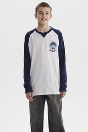 Polera blanca para niño con mangas largas azul marino diseño "Bronx to Brooklyn Street Style 1986" en el pecho