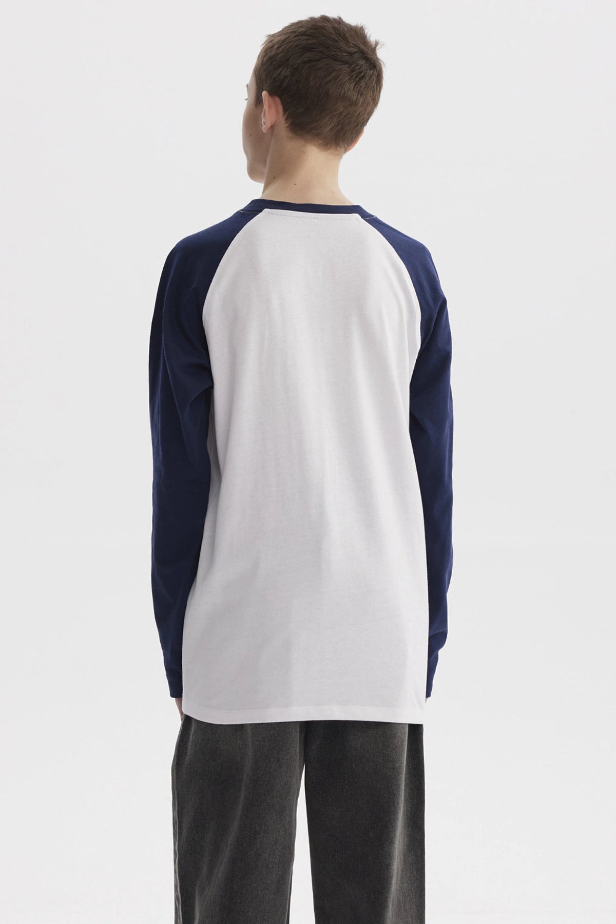 Polera blanca para niño con mangas largas azul marino diseño "Bronx to Brooklyn Street Style 1986" en el pecho