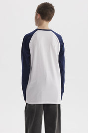 Polera blanca para niño con mangas largas azul marino diseño "Bronx to Brooklyn Street Style 1986" en el pecho