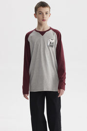 Polera de niño crudo con mangas largas burdeos y estampa pequeña de control de videojuegos en el pecho con texto Game Over