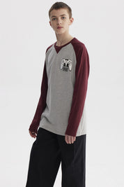 Polera de niño crudo con mangas largas burdeos y estampa pequeña de control de videojuegos en el pecho con texto Game Over