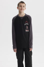 Polera negra para niño con mangas largas gris oscuro y estampado de skate con llamas y texto en el pecho