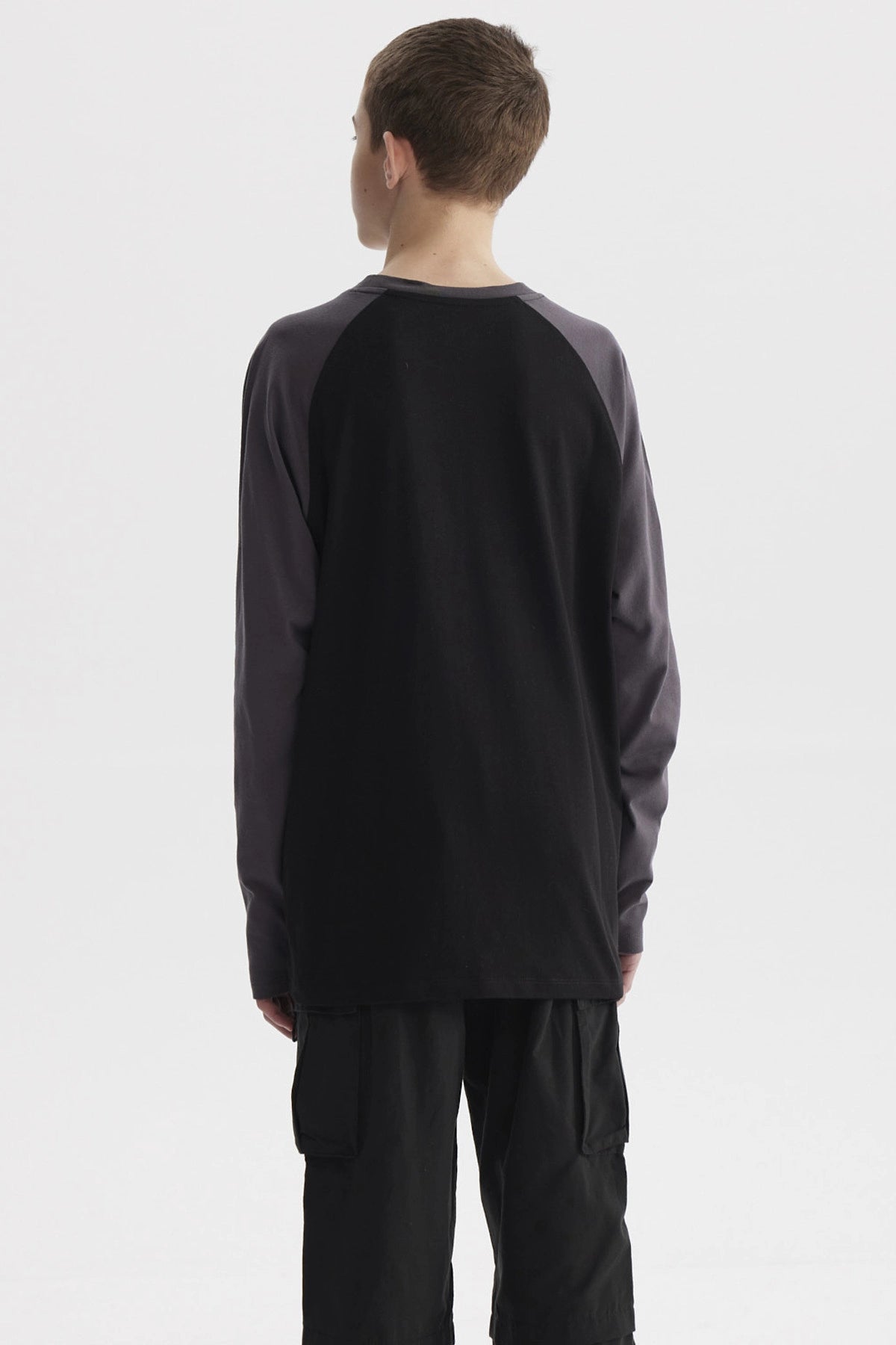 Polera negra para niño con mangas largas gris oscuro y estampado de skate con llamas y texto en el pecho