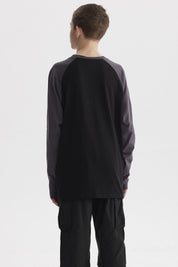 Polera negra para niño con mangas largas gris oscuro y estampado de skate con llamas y texto en el pecho