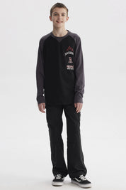 Polera negra para niño con mangas largas gris oscuro y estampado de skate con llamas y texto en el pecho