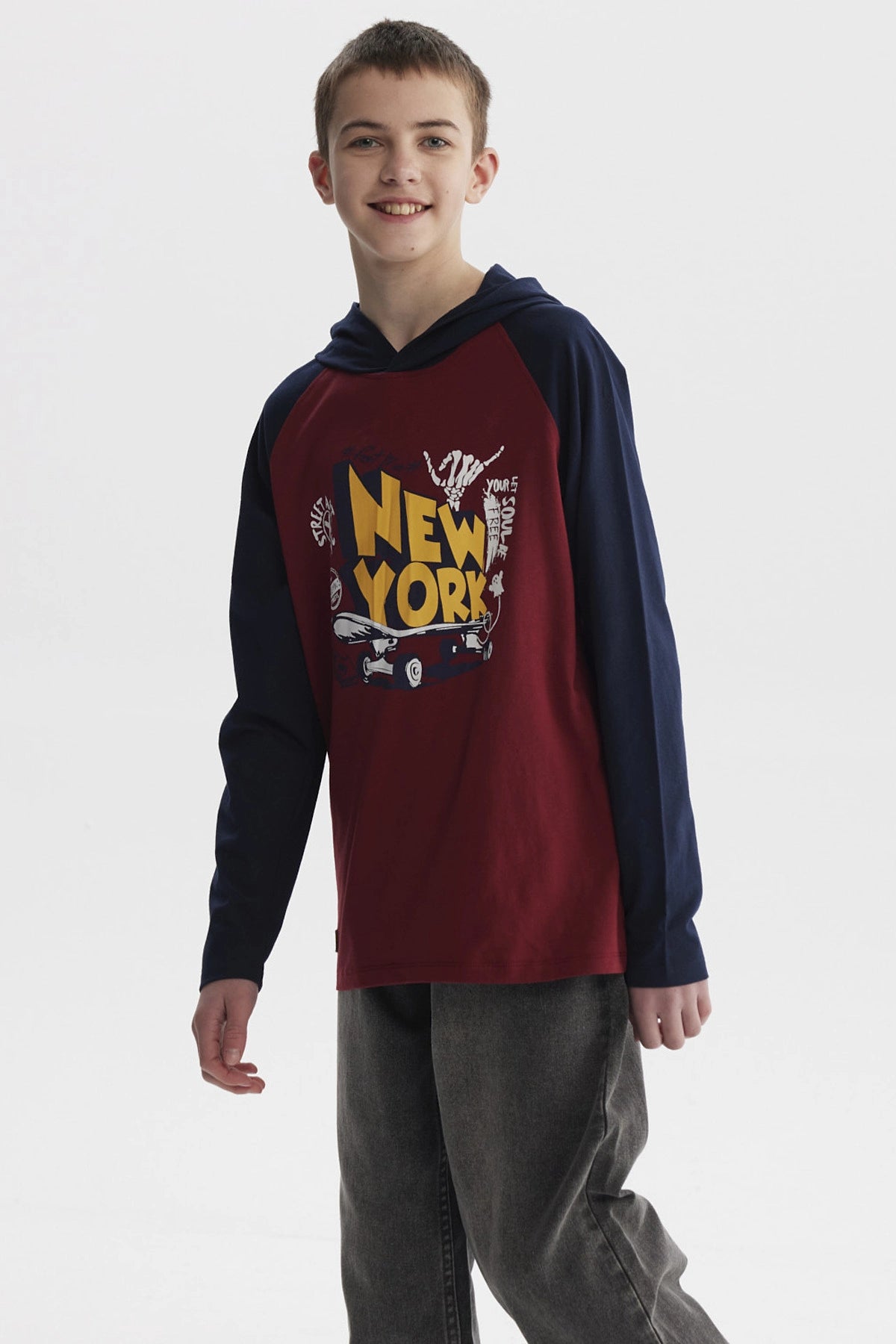 Polera niño bicolor burdeo con mangas largas azul marino y estampa grande de New York en el centro estilo urbano