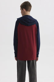 Polera niño bicolor burdeo con mangas largas azul marino y estampa grande de New York en el centro estilo urbano