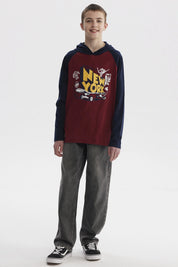 Polera niño bicolor burdeo con mangas largas azul marino y estampa grande de New York en el centro estilo urbano
