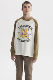 Polera de niño crudo con mangas largas color oliva y estampado central grande de letras y números estilo universitario
