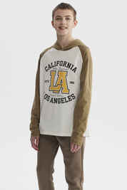 Polera de niño crudo con mangas largas color oliva y estampado central grande de letras y números estilo universitario